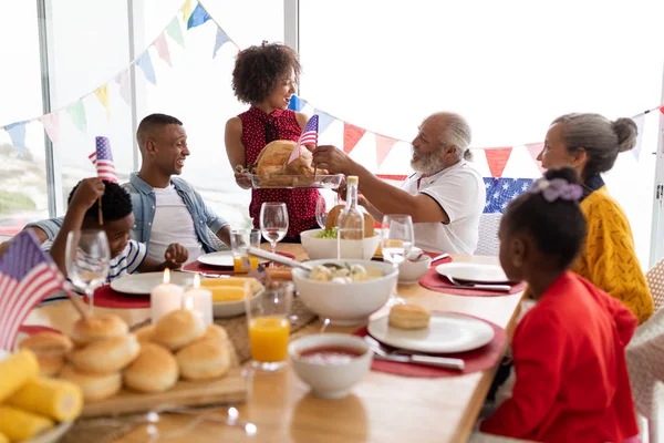 Widok Boku Multi Generacji Afroamerykańskiej Rodziny Jedzenie Razem Stole Domu — Zdjęcie stockowe