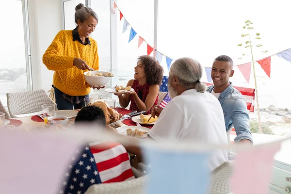 Πλευρική Θέα Της Αμερικανικής Οικογένειας Πολλών Γενεών Που Έχει Γεύμα — Φωτογραφία Αρχείου