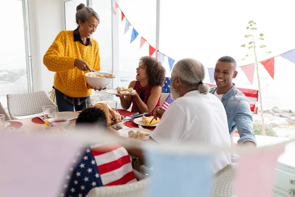 Seitenansicht Einer Afrikanisch Amerikanischen Mehrgenerationenfamilie Die Hause Auf Einem Esstisch — Stockfoto