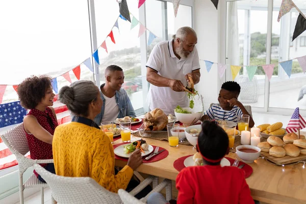 Vista Lateral Familia Afroamericana Varias Generaciones Comiendo Una Mesa Comedor —  Fotos de Stock