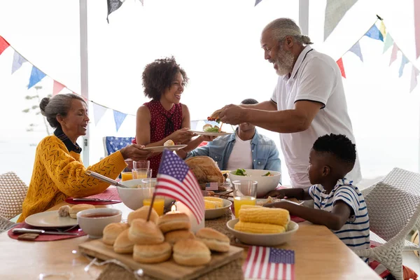 Seitenansicht Einer Afrikanisch Amerikanischen Mehrgenerationenfamilie Die Hause Auf Einem Esstisch — Stockfoto