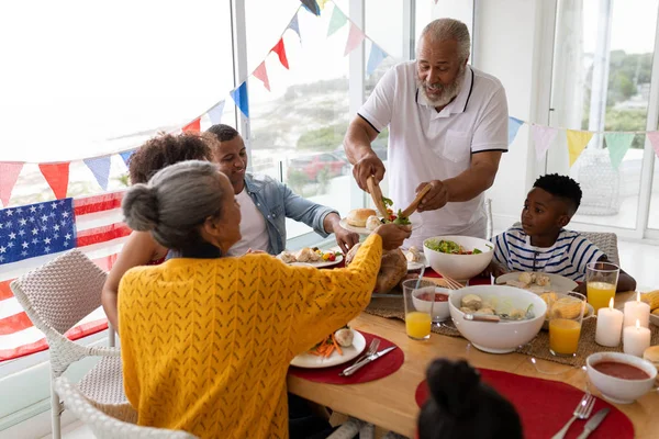 Vista Lateral Familia Afroamericana Varias Generaciones Comiendo Una Mesa Comedor —  Fotos de Stock