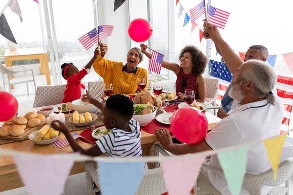 Zijaanzicht Van Multi Generatie Afro Amerikaanse Familie Viert Amerikaanse Onafhankelijkheidsdag — Stockfoto