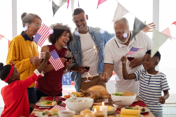 Πλευρική Όψη Της Αμερικανικής Οικογένειας Πολλών Γενεών Που Γιορτάζει Την — Φωτογραφία Αρχείου