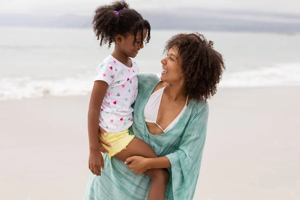 Vista Frontal Feliz Madre Hija Afroamericanas Pie Juntas Playa Día —  Fotos de Stock