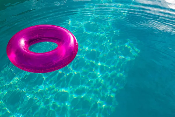 Nahaufnahme Einer Aufblasbaren Röhre Die Einem Schwimmbad Hinterhof Schwimmt — Stockfoto