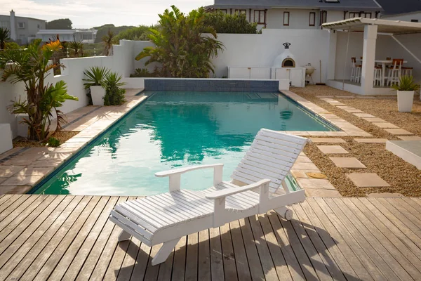 Espreguiçadeira Madeira Vazia Perto Piscina Quintal Casa — Fotografia de Stock