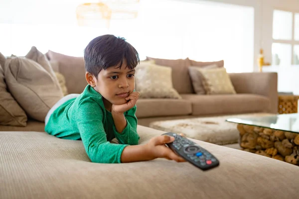 Evde Kanepede Yatarken Sevimli Karışık Yarış Çocuk Televizyon Izlerken Görünümü — Stok fotoğraf