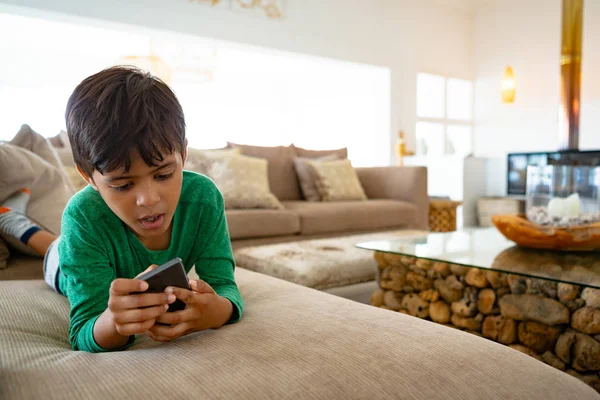 Vorderansicht Des Niedlichen Mischlingsjungen Der Sein Handy Benutzt Während Hause — Stockfoto