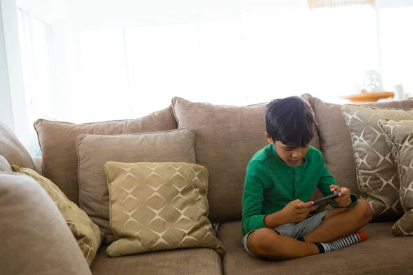 Vorderansicht Des Entzückenden Netten Jungen Mit Gemischter Rasse Beim Spielen — Stockfoto