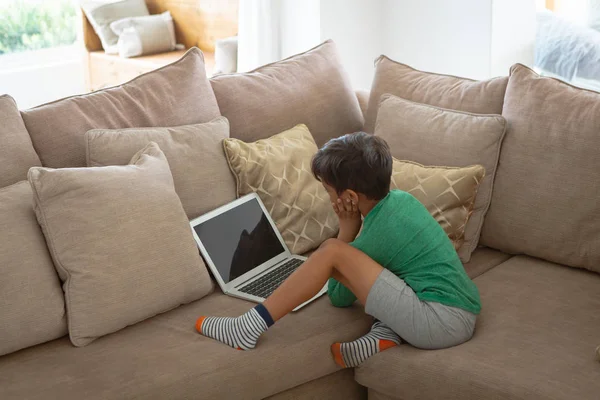 Seitenansicht Des Niedlichen Unschuldigen Mischlingsjungen Mit Laptop Während Hause Auf — Stockfoto