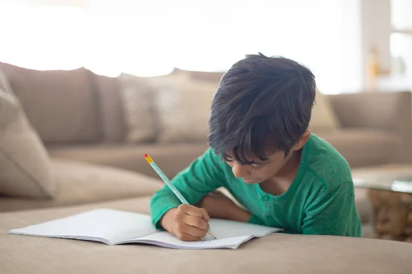 Frontansicht Eines Amerikanischen Jungen Der Hause Eine Skizze Auf Buch — Stockfoto