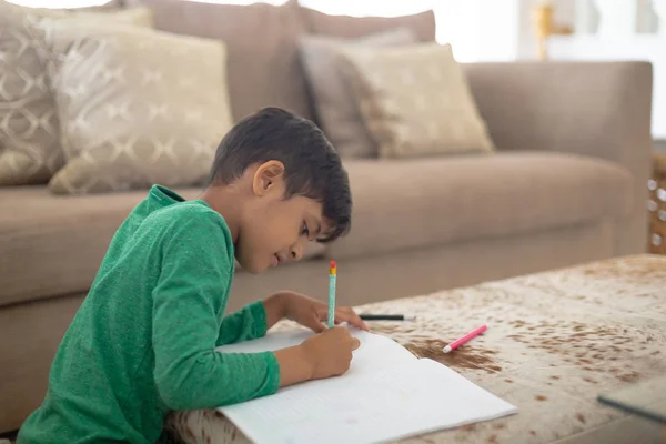 Vista Lateral Menino Americano Desenhando Esboço Livro Casa — Fotografia de Stock