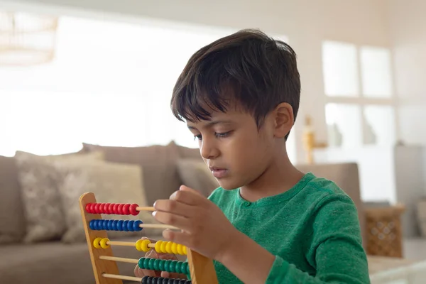 Primer Plano Niño Americano Aprendiendo Matemáticas Con Ábaco Hogar Cómodo —  Fotos de Stock