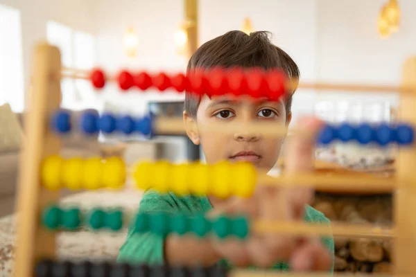 Közeli Fel Amerikai Fiú Tanulás Matematika Abacus Kényelmes Otthon — Stock Fotó