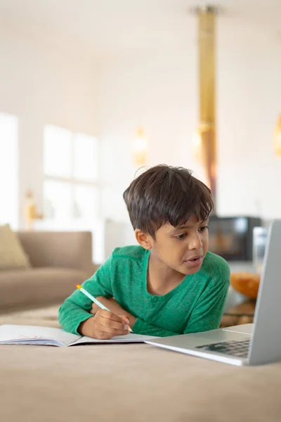 Vista Frontal Menino Americano Usando Laptop Enquanto Desenha Esboço Livro — Fotografia de Stock