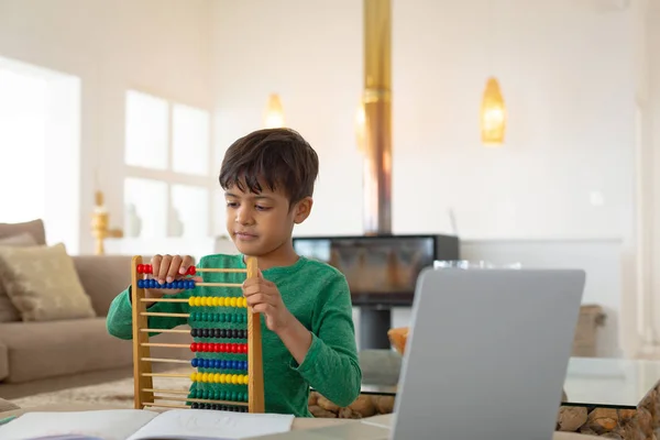 Vista Frontal Del Niño Americano Aprendiendo Matemáticas Con Ábaco Hogar — Foto de Stock