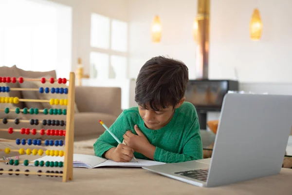 Frontansicht Eines Amerikanischen Jungen Mit Laptop Beim Lernen Heimischen Wohnzimmer — Stockfoto