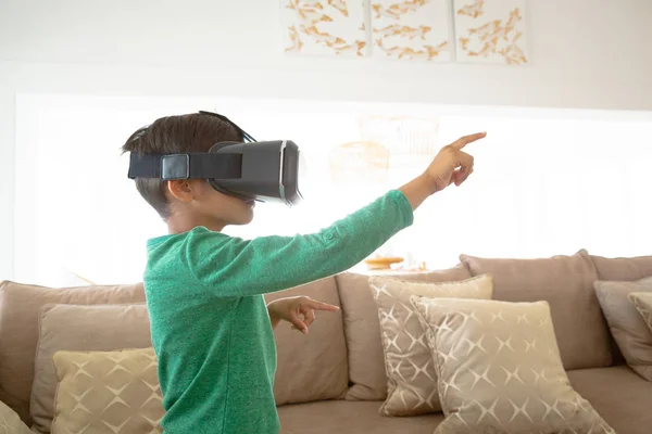 Vista Lateral Del Chico Americano Usando Auriculares Realidad Virtual Sala — Foto de Stock