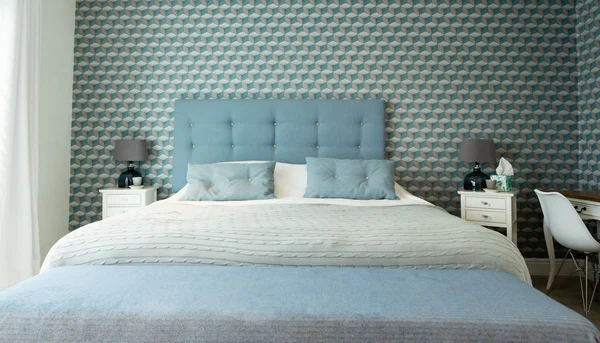 自宅でベッドと枕付きのモダンなベッドルーム — ストック写真