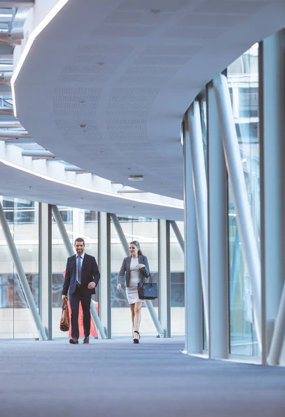 Vista Frontal Empresários Caucasianos Caminhando Juntos Corredor Moderno Prédio Escritórios — Fotografia de Stock