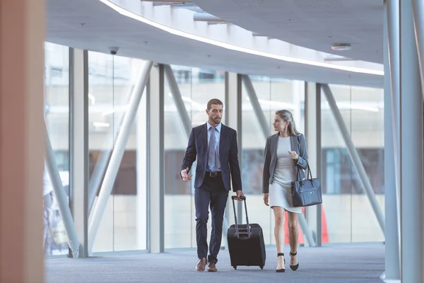 Vooraanzicht Van Kaukasische Zakenmensen Die Samen Lopen Gang Bij Modern — Stockfoto