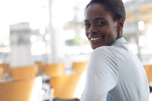 Seitenansicht Einer Afrikanisch Amerikanischen Frau Konferenzraum — Stockfoto