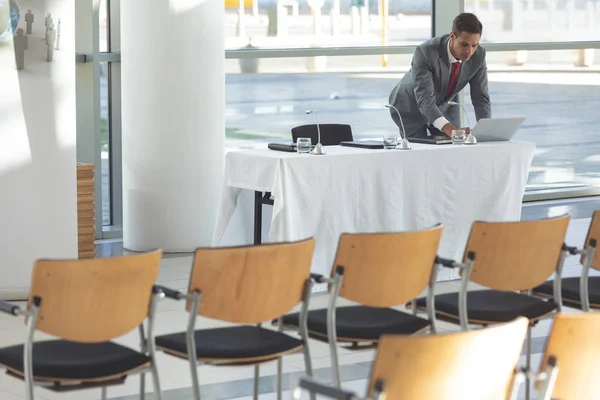 Zijaanzicht Van Een Zakenman Die Zijn Computer Een Lege Vergaderruimte — Stockfoto