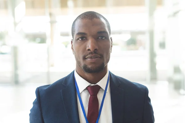 Портрет Зрілої Афро Американського Бізнесмена Стоїть Порожньому Конференц Залі Спостерігаючи — стокове фото