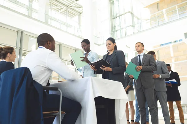 Vista Laterale Gruppo Diversi Uomini Affari Coda Colloquio — Foto Stock