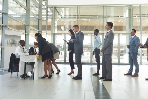 Zijaanzicht Van Groep Van Diverse Zakelijke Mensen Wachtrij Voor Interview — Stockfoto