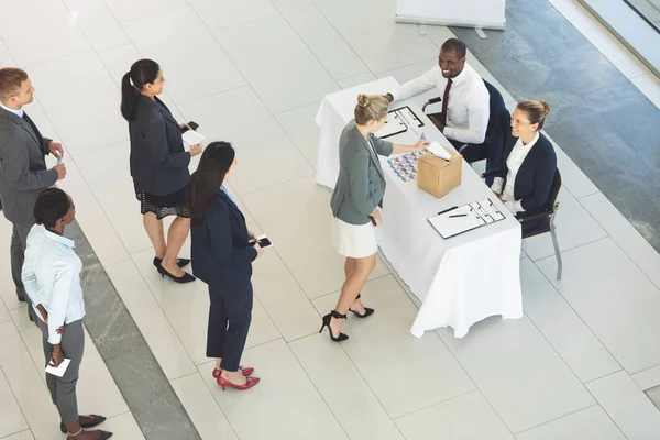 Vista Aérea Grupo Empresários Diversificados Que Fazem Fila Para Votar — Fotografia de Stock