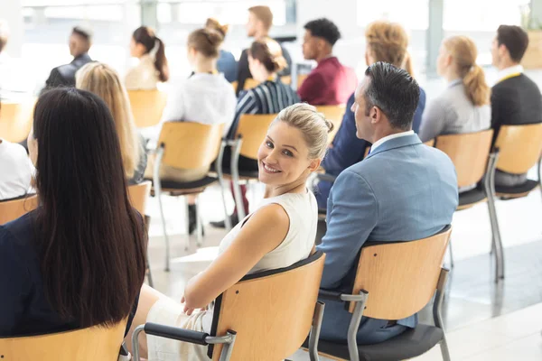 Sida Syn Unga Kaukasiska Affärskvinna Satt Konferensrum Leende Till Kameran — Stockfoto