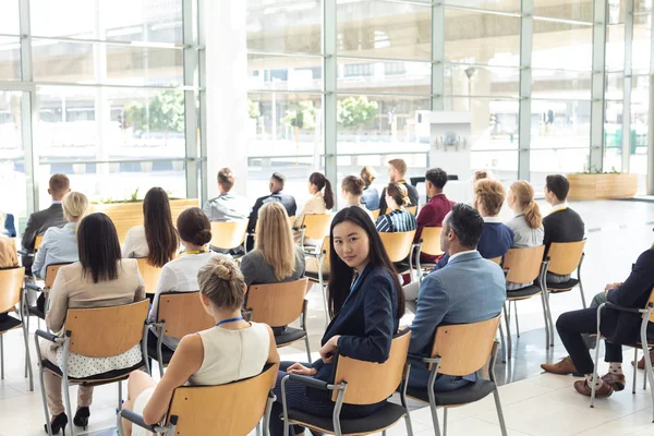 Visão Alto Ângulo Jovem Empresária Asiática Sentada Sala Conferências Sorrindo — Fotografia de Stock