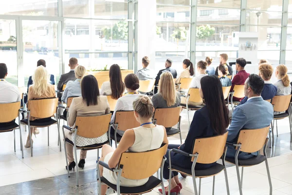 Vista Posteriore Del Gruppo Diversi Uomini Affari Seduti Sala Conferenze — Foto Stock