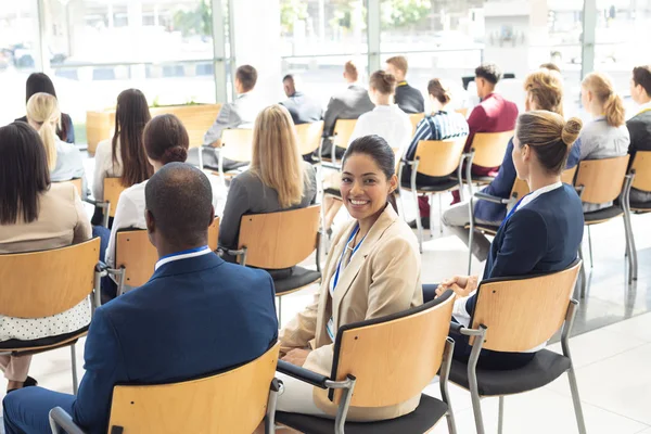 Vista Laterale Della Giovane Dirigente Razza Mista Seduta Sala Conferenze — Foto Stock