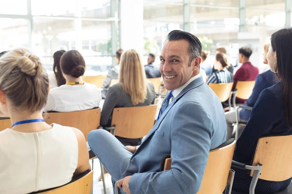 Sidoutsikt Över Mogna Kaukasiska Manliga Verkställande Sat Konferensrum Leende Till — Stockfoto