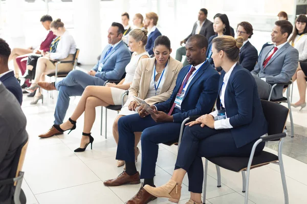 Vista Laterale Giovani Dirigenti Diversi Seduti Sala Conferenze Parlando — Foto Stock