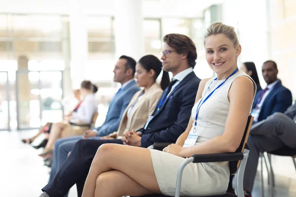 Zijaanzicht Van Jonge Kaukasische Vrouwelijke Executive Zat Conferentiezaal Glimlachend Naar — Stockfoto