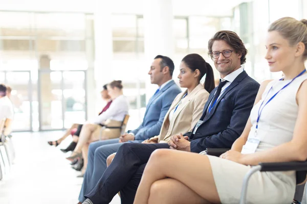 Vista Laterale Del Maturo Dirigente Caucasico Seduto Nella Sala Conferenze — Foto Stock