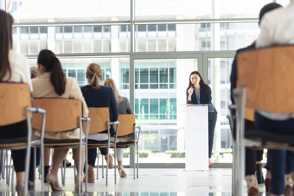 亚洲年轻女性高管在会议室演讲的正面视角 — 图库照片