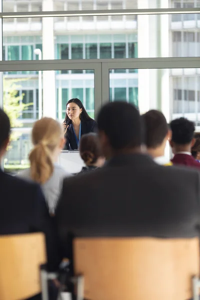 亚洲年轻女性高管在会议室演讲的正面视角 — 图库照片