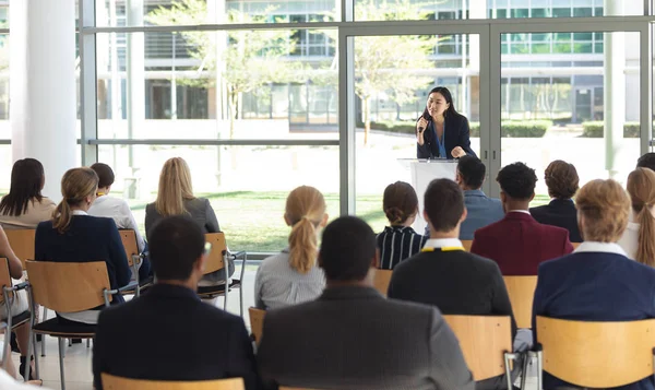 Framifrån Unga Asiatiska Kvinnliga Verkställande Gör Tal Konferensrummet — Stockfoto