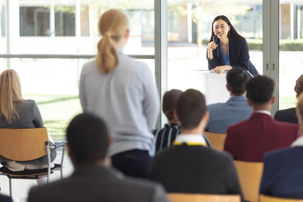 Vorderansicht Einer Jungen Asiatischen Führungskraft Bei Einer Rede Konferenzraum — Stockfoto