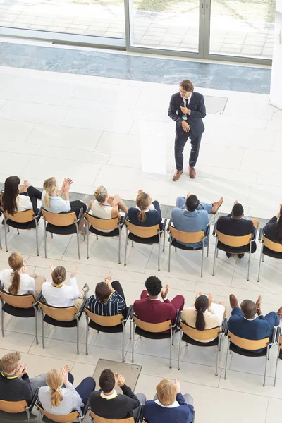 Bovenaanzicht Van Diverse Leidinggevenden Sat Vergaderruimte Zoek Naar Spraak — Stockfoto