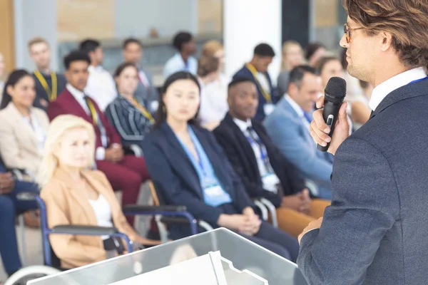 Par Dessus Épaule Homme Affaires Caucasien Faisant Discours Dans Salle — Photo