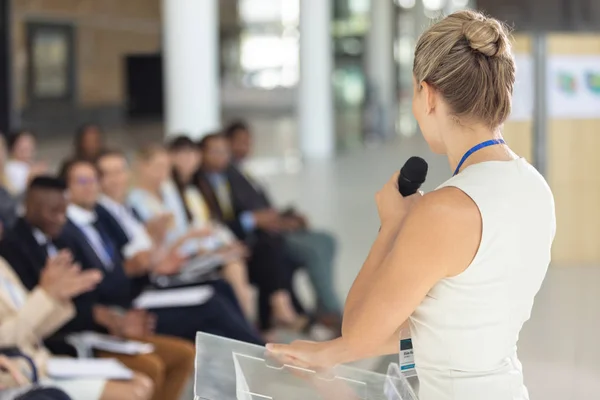 Vista Trasera Mujer Negocios Caucásica Haciendo Discurso Sala Conferencias — Foto de Stock