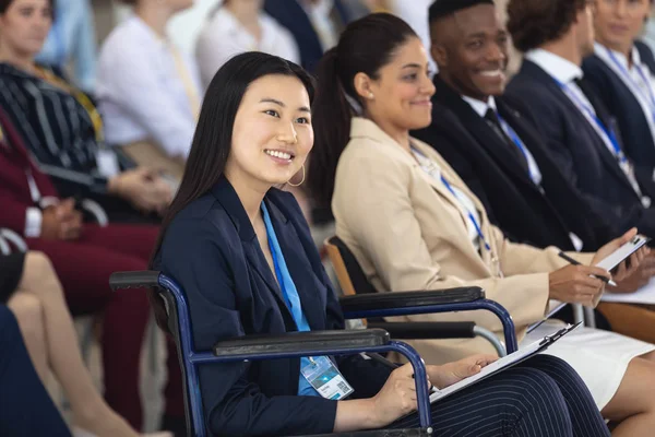 Sidoutsikt Över Unga Asiatiska Affärskvinna Satt Rullstol Lyssnar Tal Konferensrum — Stockfoto