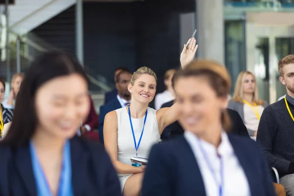 Vista Frontale Della Giovane Donna Affari Caucasica Che Domande Nel — Foto Stock