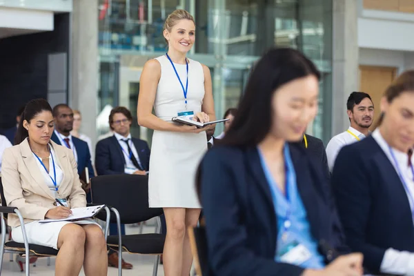 Front Bild Unga Kaukasiska Affärskvinna Stående Tal Konferensrum Befattningshavare Bakgrunden — Stockfoto